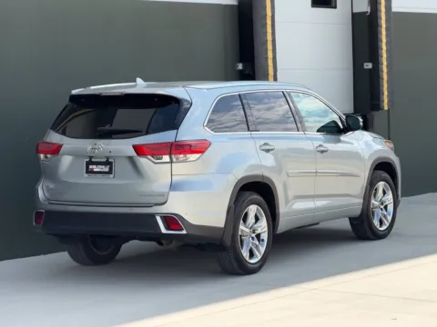 More photos of 2018 Toyota Highlander Limited at Noblesville Imports, IN