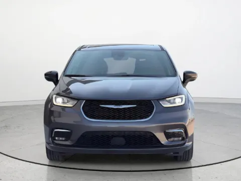 More photos of 2023 Chrysler Pacifica Touring L at Noblesville Imports, IN
