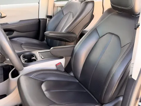 More photos of 2023 Chrysler Pacifica Touring L at Noblesville Imports, IN