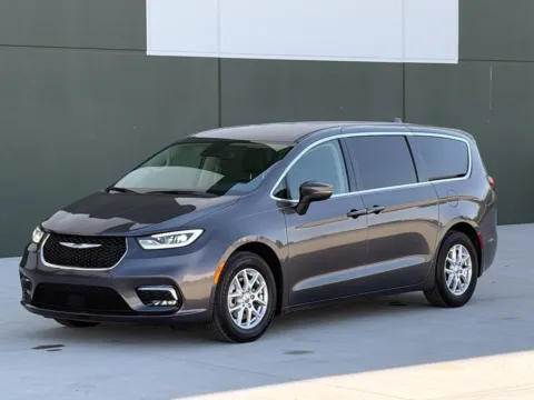 Gray 2023 Chrysler Pacifica Touring L for sale in Noblesville, IN