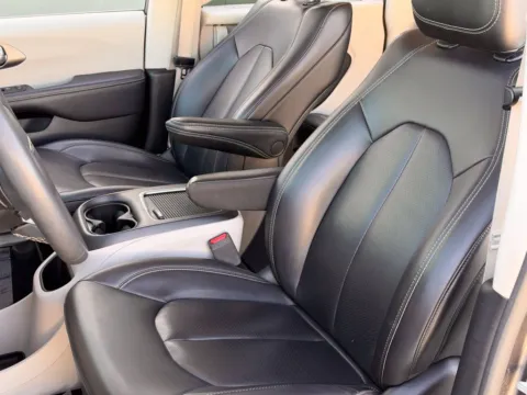 More photos of 2023 Chrysler Pacifica Touring L at Noblesville Imports, IN