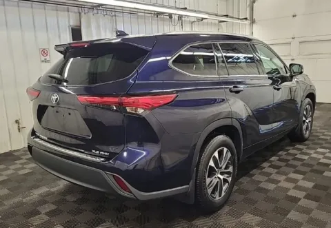 More photos of 2022 Toyota Highlander XLE at Noblesville Imports, IN