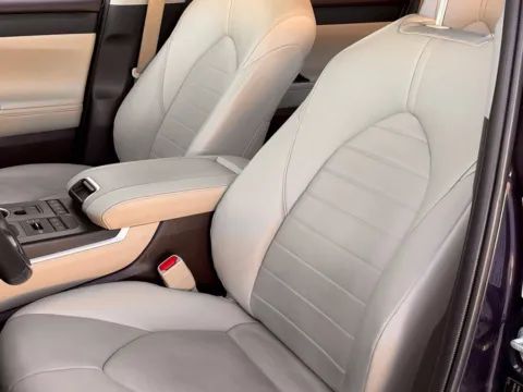 More photos of 2022 Toyota Highlander XLE at Noblesville Imports, IN