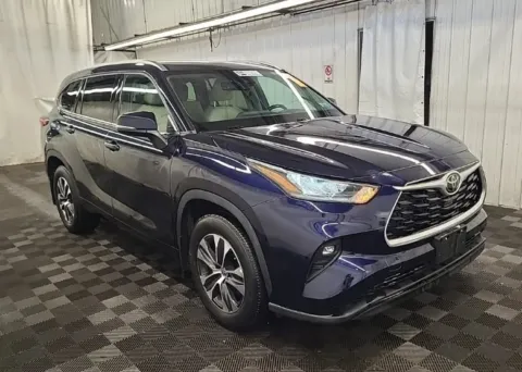 More photos of 2022 Toyota Highlander XLE at Noblesville Imports, IN
