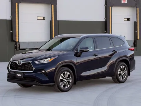 Blue 2022 Toyota Highlander XLE for sale in Noblesville, IN