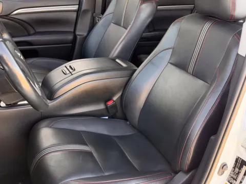 More photos of 2019 Toyota Highlander XLE at Noblesville Imports, IN