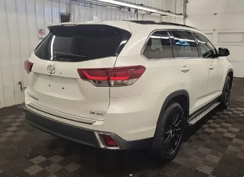 More photos of 2019 Toyota Highlander XLE at Noblesville Imports, IN