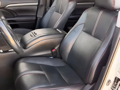 More photos of 2019 Toyota Highlander XLE at Noblesville Imports, IN