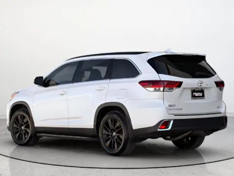 More photos of 2019 Toyota Highlander XLE at Noblesville Imports, IN
