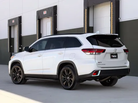 More photos of 2019 Toyota Highlander XLE at Noblesville Imports, IN