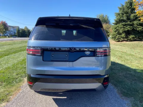 More photos of 2023 Land Rover Discovery S R-Dynamic at Noblesville Imports, IN