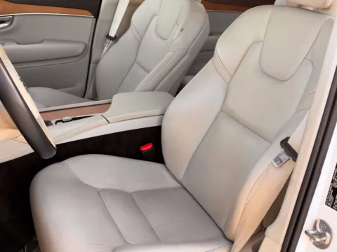 More photos of 2022 Volvo XC90 T6 Momentum at Noblesville Imports, IN