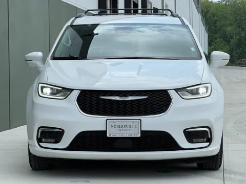 More photos of 2022 Chrysler Pacifica Touring L at Noblesville Imports, IN