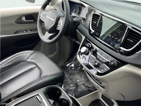 More photos of 2022 Chrysler Pacifica Touring L at Noblesville Imports, IN