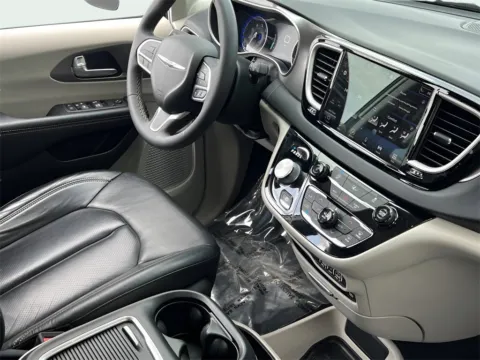 More photos of 2022 Chrysler Pacifica Touring L at Noblesville Imports, IN