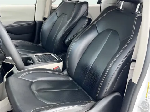 More photos of 2022 Chrysler Pacifica Touring L at Noblesville Imports, IN