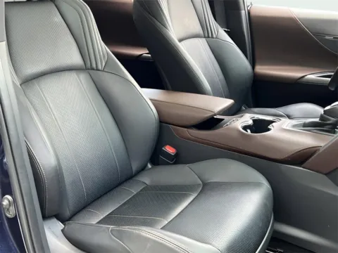 More photos of 2021 Toyota Venza Limited at Noblesville Imports, IN