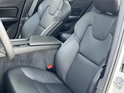 More photos of 2020 Volvo S60 Momentum at Noblesville Imports, IN