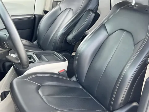 More photos of 2021 Chrysler Voyager LXI at Noblesville Imports, IN