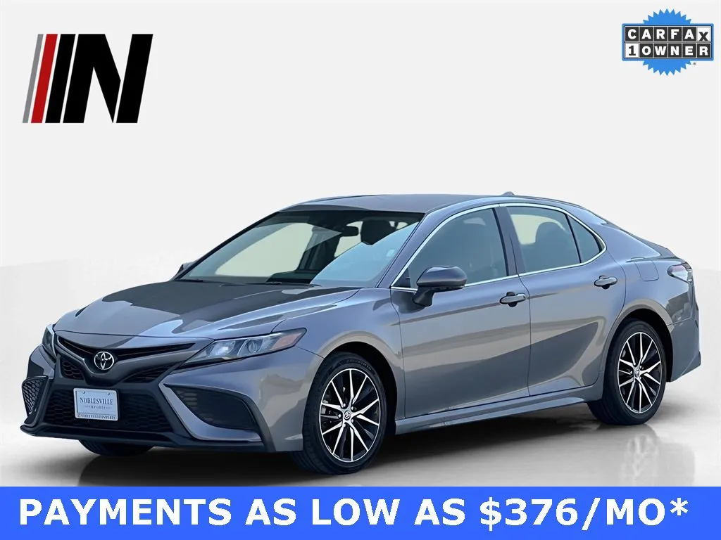 2024 Toyota Camry SE's photo