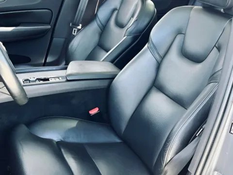 More photos of 2019 Volvo XC60 Momentum at Noblesville Imports, IN