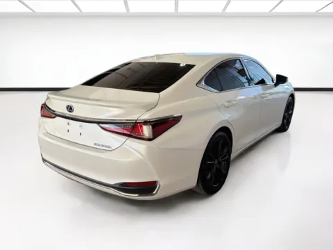 More photos of 2021 Lexus ES 300h at STG Dallas, TX