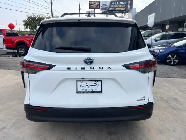 2022 Toyota Sienna LE photo 3