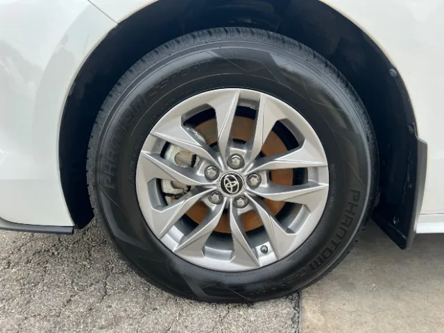 2022 Toyota Sienna LE photo 4