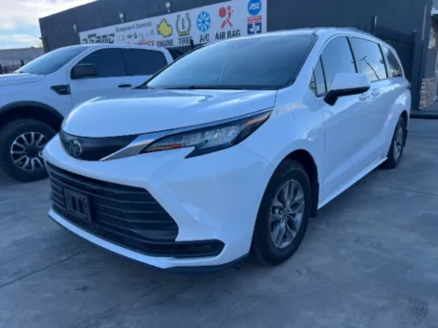 White 2022 Toyota Sienna LE for sale in San Antonio, TX