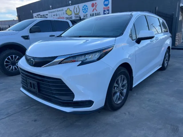 White 2022 Toyota Sienna LE for sale in San Antonio, TX