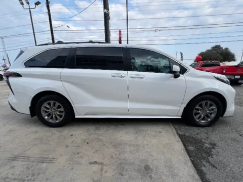 More photos of 2022 Toyota Sienna LE at Eurospeed International Corp, TX