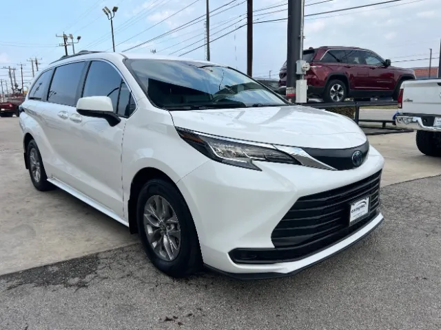 2022 Toyota Sienna LE photo 2