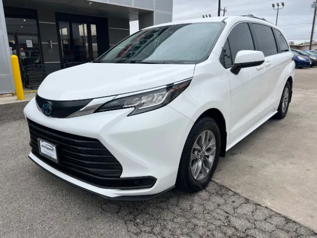 White 2022 Toyota Sienna LE for sale in San Antonio, TX