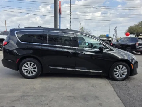 More photos of 2017 Chrysler Pacifica Touring-L at Eurospeed International Corp, TX