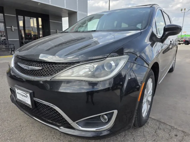 Black 2017 Chrysler Pacifica Touring-L for sale in San Antonio, TX