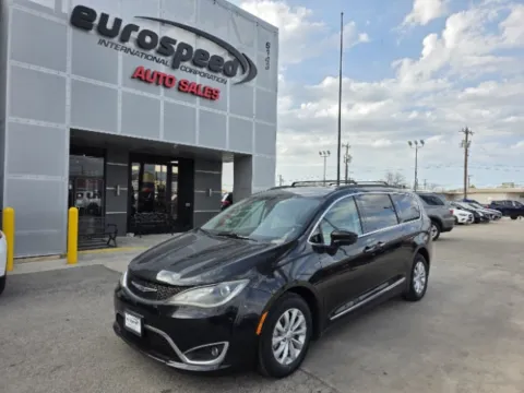 Photos of 2017 Chrysler Pacifica Touring-L for sale in San Antonio, TX at Eurospeed International Corp