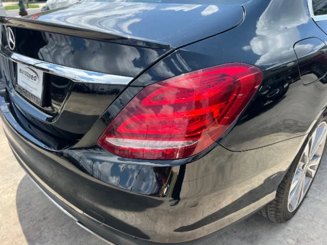 Mercedes-Benz C300 photo 11