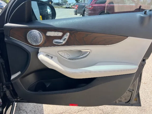 Mercedes-Benz C300 photo 17