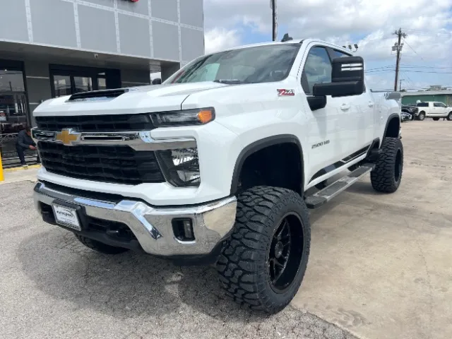 White 2024 Chevrolet Silverado 2500 HD 4WD Crew Cab Standard Bed LT for sale in San Antonio, TX
