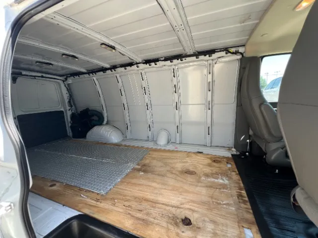 Chevrolet Express photo 14