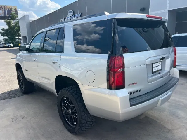 Chevrolet Tahoe photo 2