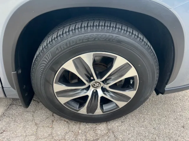 Toyota Highlander photo 8