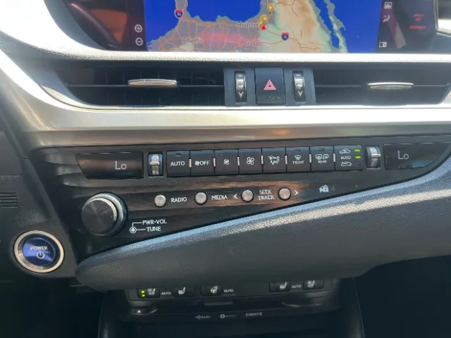 Lexus ES photo 24