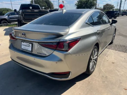 More photos of 2020 Lexus ES 300h GLC at Eurospeed International Corp, TX