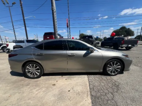More photos of 2020 Lexus ES 300h GLC at Eurospeed International Corp, TX