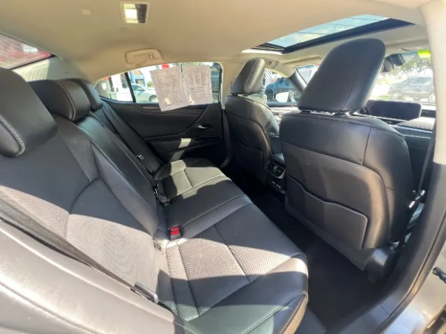 Lexus ES photo 11