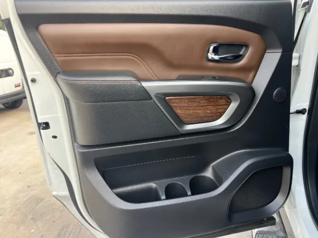 Nissan Titan photo 36