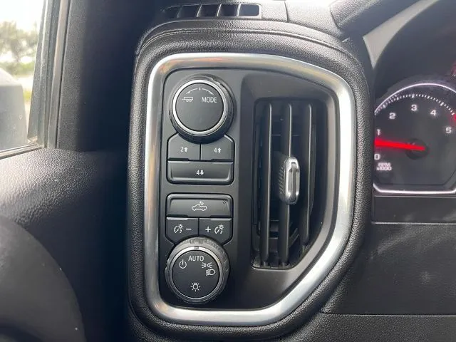 Chevrolet Silverado photo 13