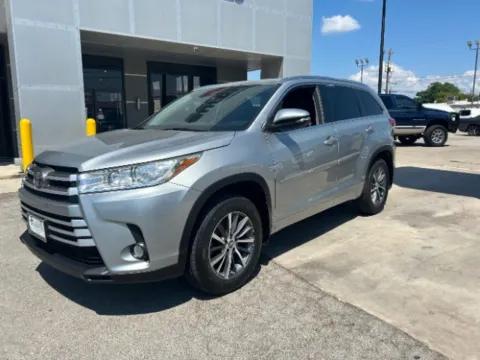 Silver 2018 Toyota Highlander XLE for sale in San Antonio, TX