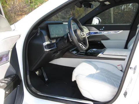 More photos of 2024 BMW 760i xDrive at Susan Schein Automotive - Pelham, AL